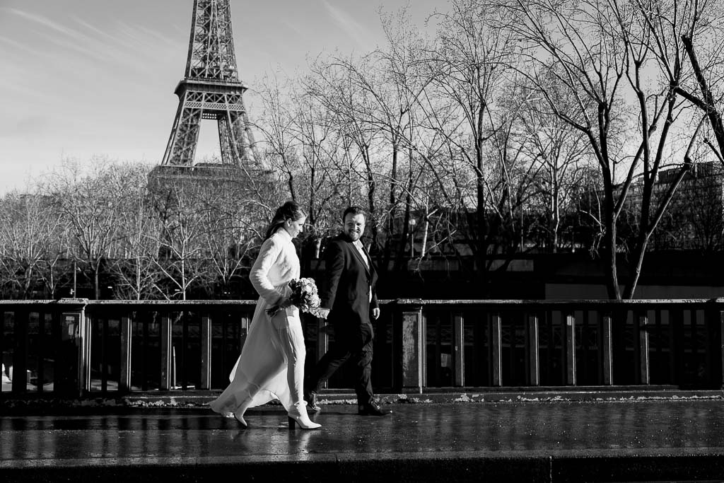Bride and groom during winter wedding in France - Photographe de mariage d'hiver en France
