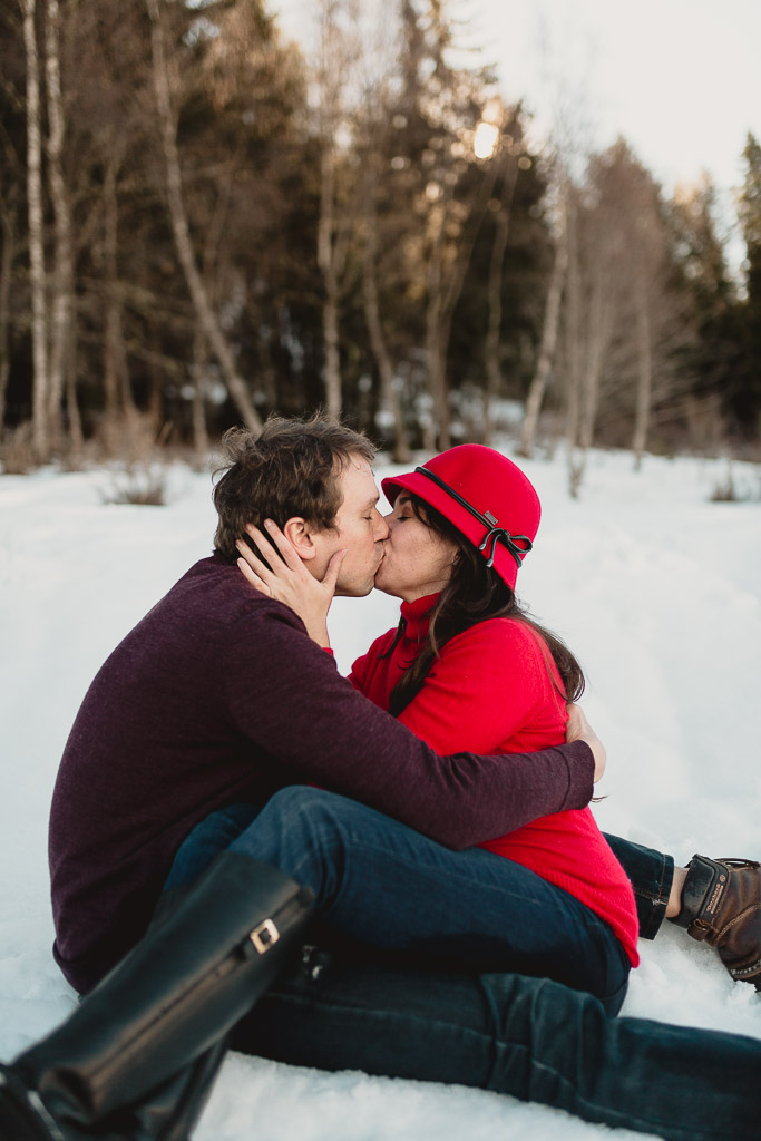 Casal beijando na neve - Ensaio na Station de ski - Fotografo na Suíça