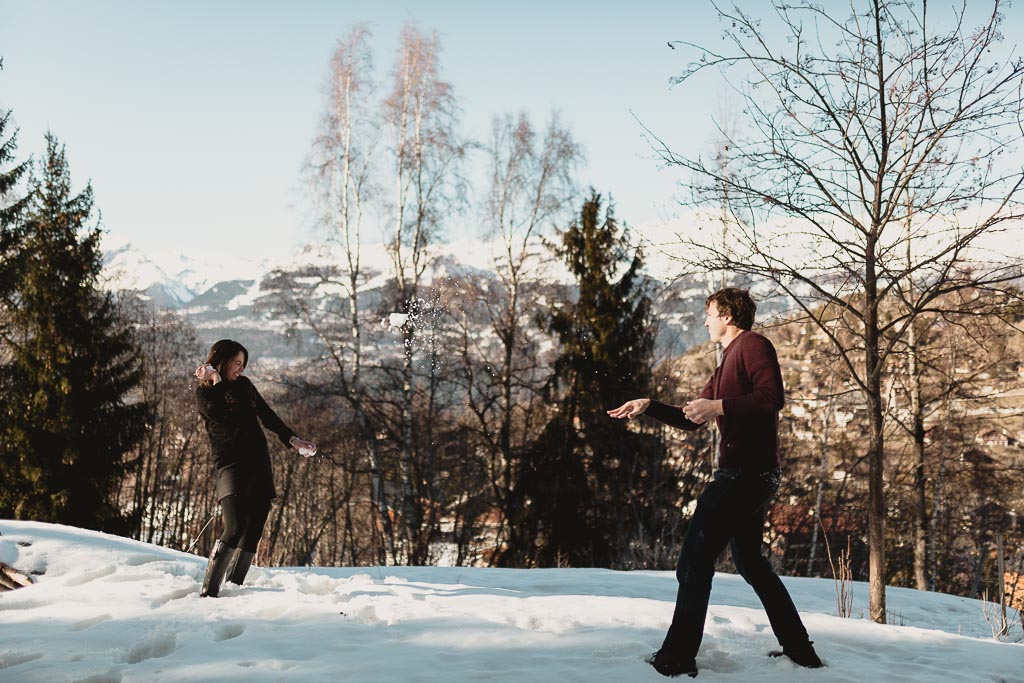 Casal brincando de guerra de neve Ensaio na Station de ski – Fotografo na Suíça