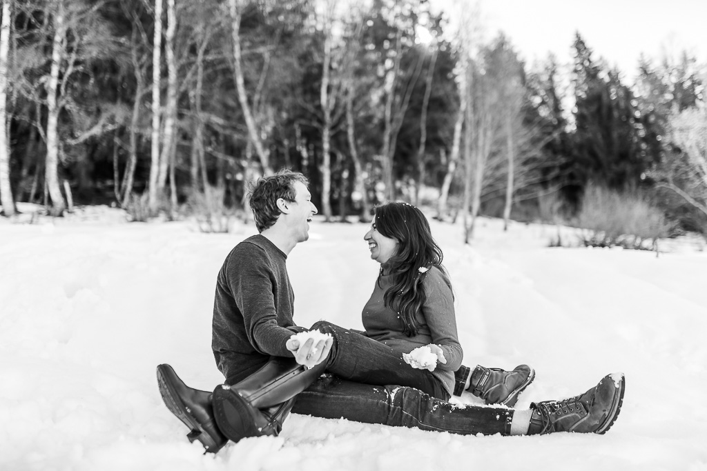 Casal brincando e rolando na neve Ensaio na Station de ski - Fotografo na Suíça