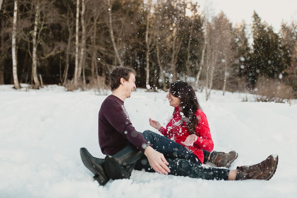 Casal brincando e rolando na neve em Vercorin Ensaio na Station de ski - Fotografa na Suíça