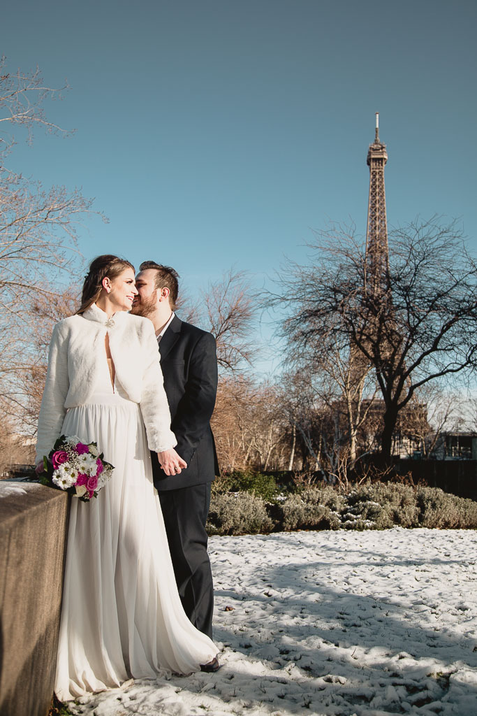 Casal de noivos em Paris - Casamento no inverno com neve - Fotografa brasileira
