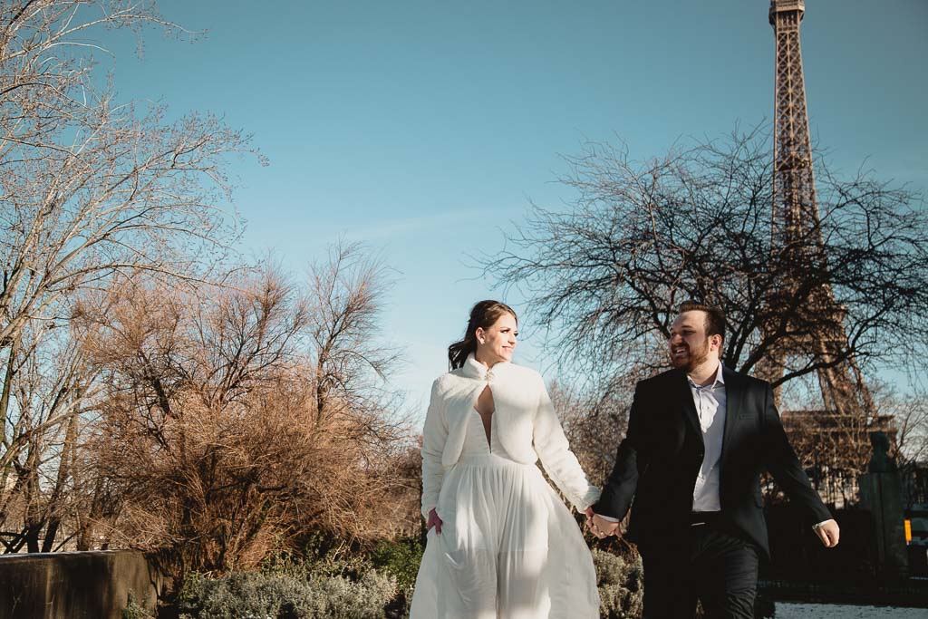 Casal de noivos em Paris - Casamento no inverno com neve e Torre Eiffel - Fotografa brasileira