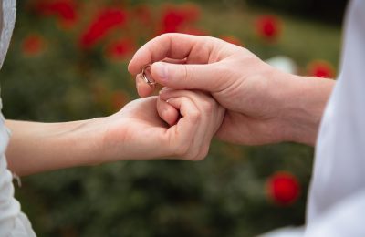 Couple Exchange rings during elopement wedding in Paris - Echange des bagues lors de leur elopement à Paris
