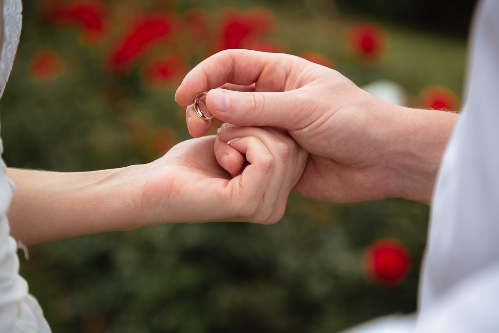 Couple Exchange rings during elopement wedding in Paris - Echange des bagues lors de leur elopement à Paris