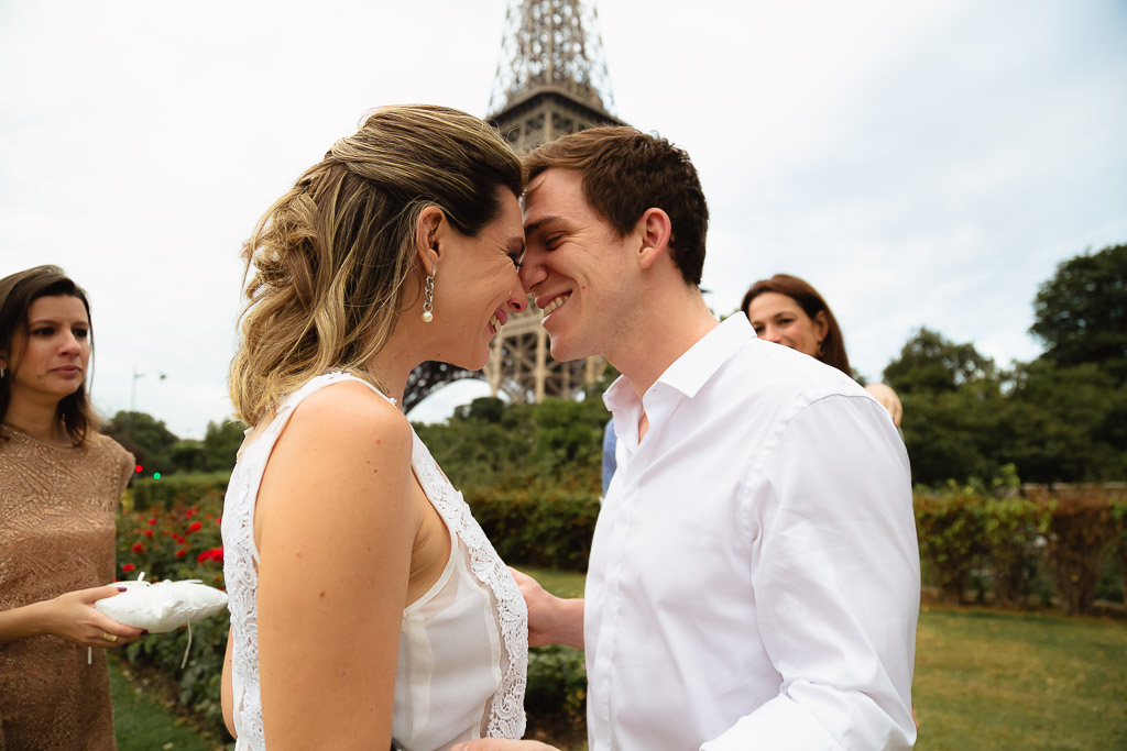 Couple emotions during their Elopement Wedding in Paris - Emotions du couple lors de leur elopement à Paris