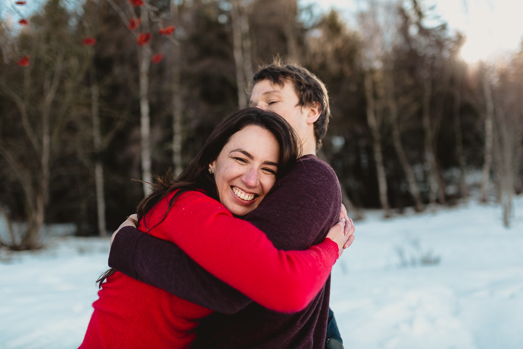 Couple hug each other at Swiss Alps - Fotografa na Suíça e na Europa