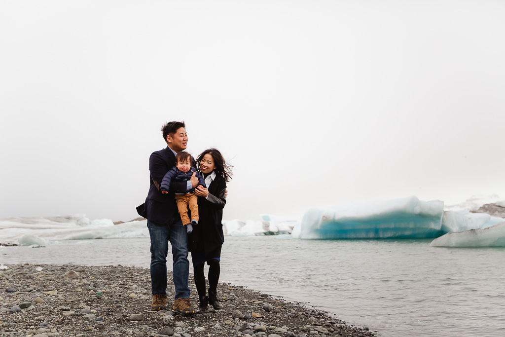 Couple photoshoot in Iceland Jökulsárlón - Photographe en Islande à Jökulsárlón séance photo famille
