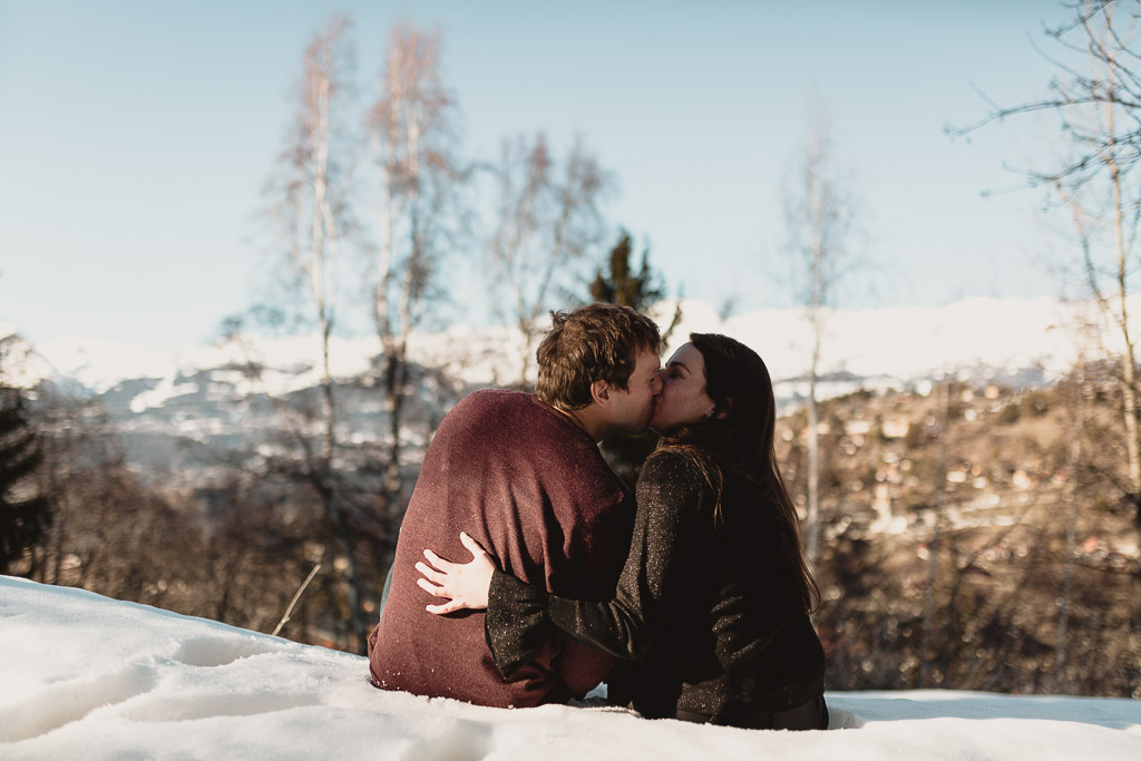 Couple photoshoot in snow and mountain swiss alps view vercorin – Fotografo na Suíça