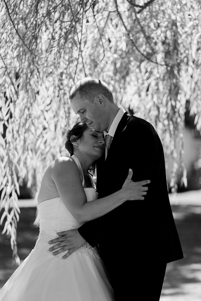 Couple s'embrasse lors de la séance couple avant le mariage