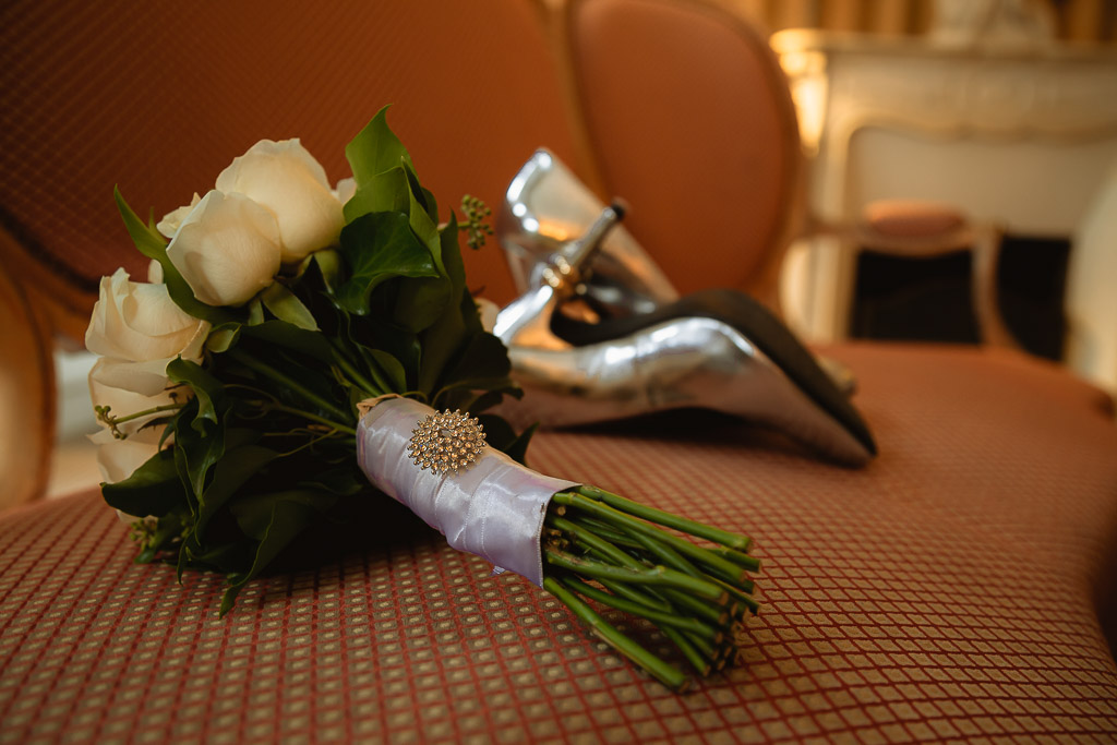 Les photos des détails : bouquet, chaussures et alliances de mariage