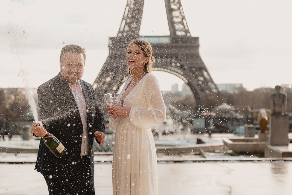 Elopement Wedding Photographer - Elopement à Paris devant la Tour Eiffel