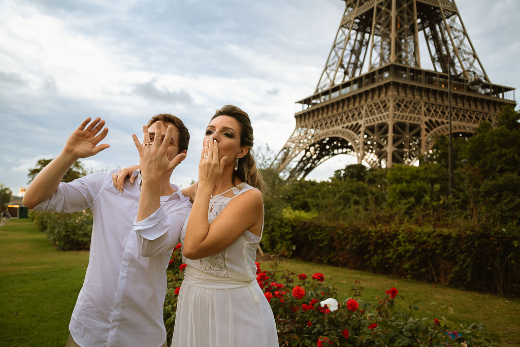 Elopement Wedding in Paris - Couple celèbre après son elopement à Paris