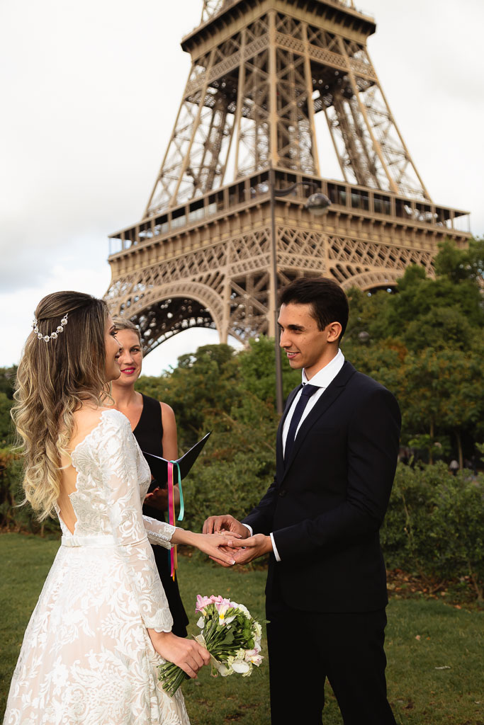 Elopement Wedding photographer - Alianças no casamento simbólico em Paris diante da Torre Eiffel