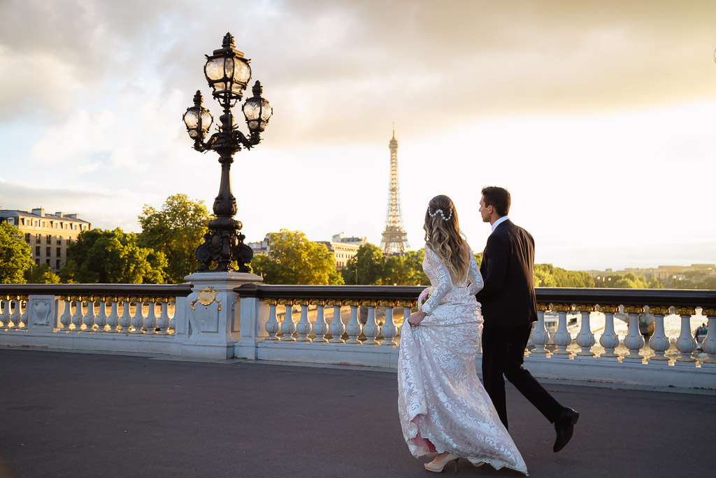 Elopement Wedding photographer - Bride and groom with stunning sunset at Alexander III Bridge