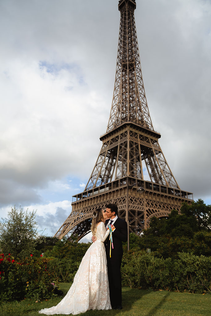 Elopement Wedding photographer - Casal beija durante casamento em Paris diante da Torre Eiffel