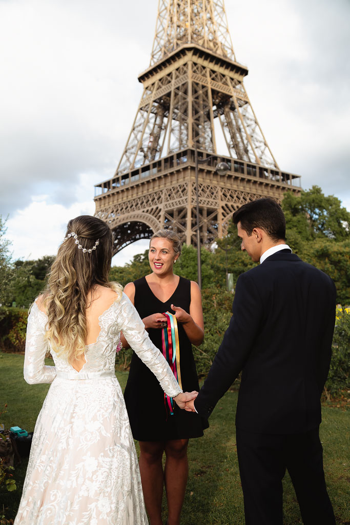 Elopement Wedding photographer - Celebrante de casamento em Paris diante da Torre Eiffel