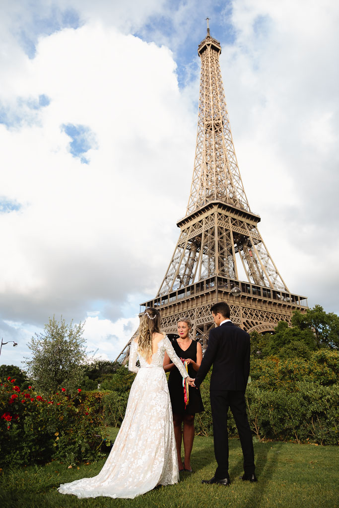Elopement Wedding photographer - Cerimônia de casamento em Paris diante da Torre Eiffel