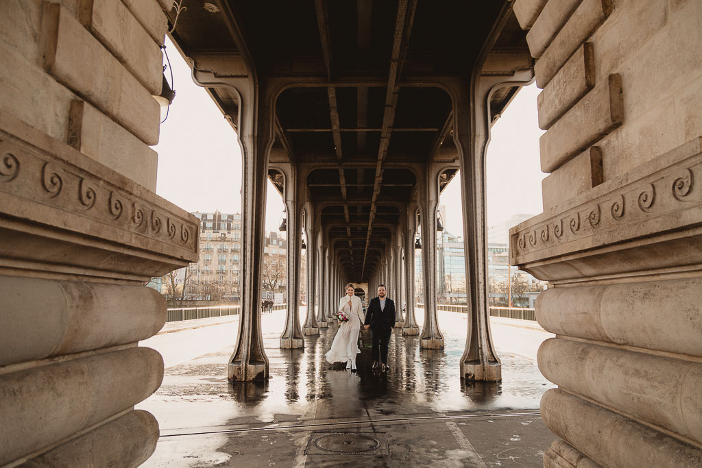 Elopement Wedding photographer - Couple at Bir Hakeim bridge