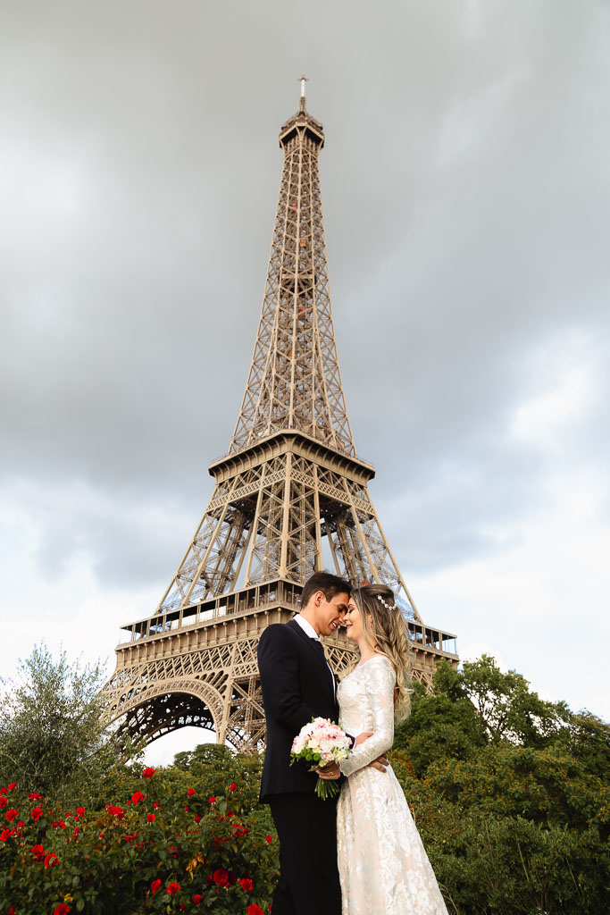 Elopement Wedding photographer - Couple at Eiffel Tower in Paris