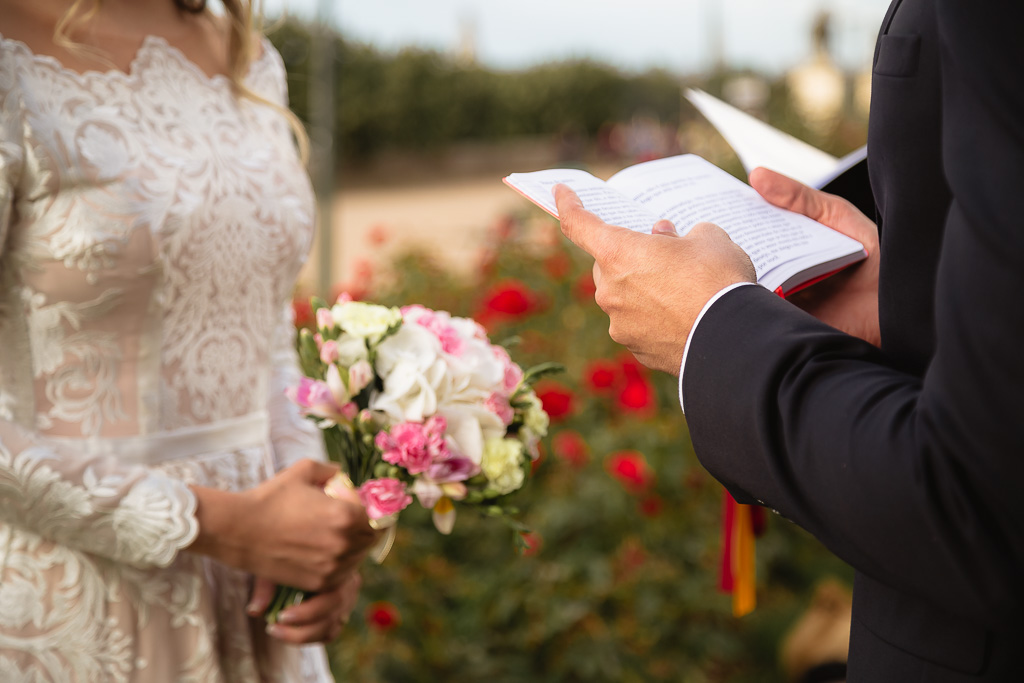 Elopement Wedding photographer - Leitura de votos de casamento em Paris