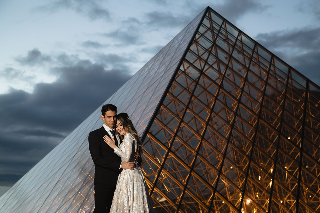 Elopement Wedding photographer - Night wedding photoshoot at Louvre