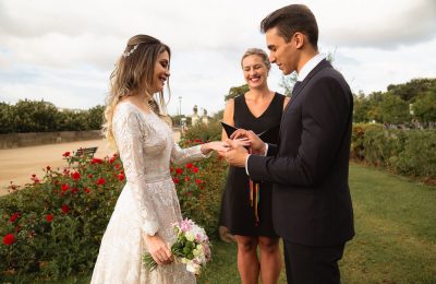 Elopement Wedding photographer - Noivos trocam alianças no casamento em Paris diante da Torre Eiffel