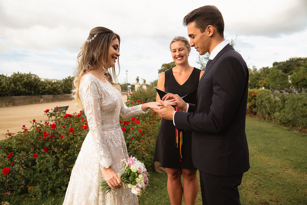 Elopement Wedding photographer - Noivos trocam alianças no casamento em Paris diante da Torre Eiffel