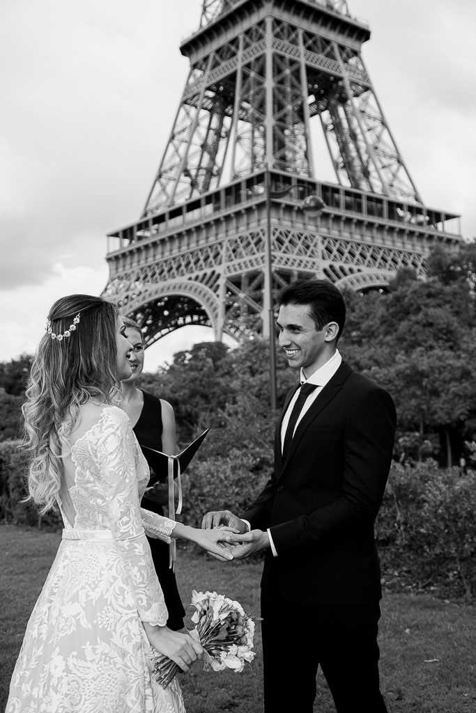 Elopement Wedding photographer - Noivos trocam alianças no casamento simbólico em Paris diante da Torre Eiffel