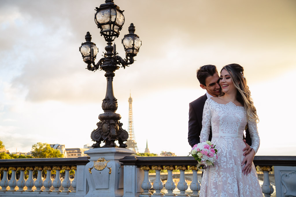 Elopement Wedding photographer - Pôr do sol no casamento dos noivos em Paris na Ponte Alexandre III