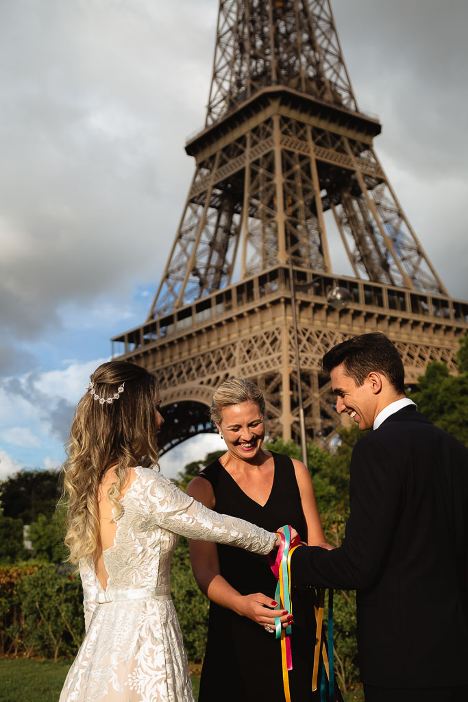 Elopement Wedding photographer - Ritual de fitas durante casamento na Torre Eiffel em Paris
