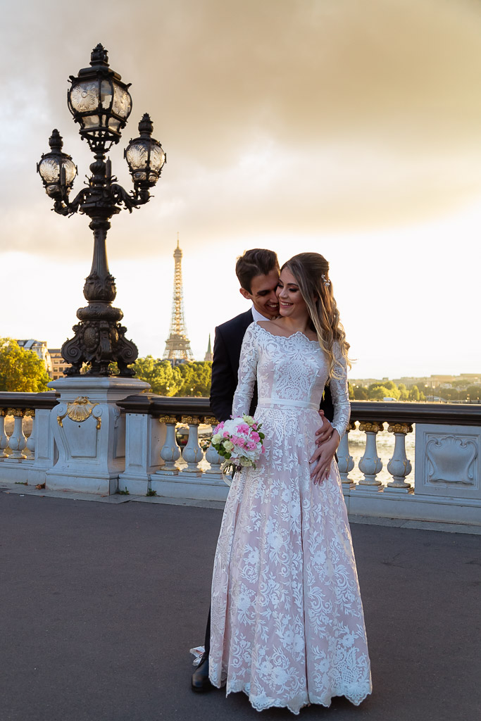 Elopement Wedding photographer - Sunset wedding in Paris at Alexander III Bridge