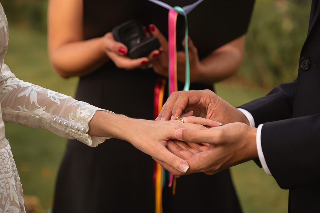 Elopement Wedding photographer - Troca das alianças em casamento simbólico em Paris diante da Torre Eiffel