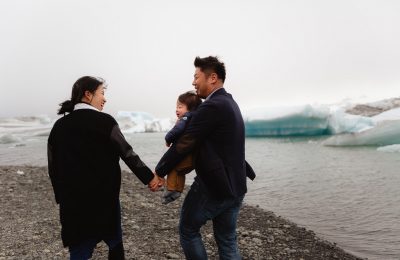 Fotógrafa brasileira em Jökulsárlón realiza ensaio na Islândia - Photographe en Islande à Jökulsárlón séance photo famille