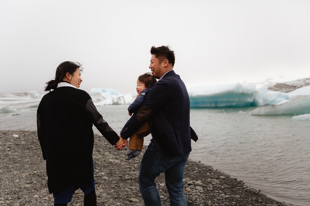 Fotógrafa brasileira em Jökulsárlón realiza ensaio na Islândia - Photographe en Islande à Jökulsárlón séance photo famille