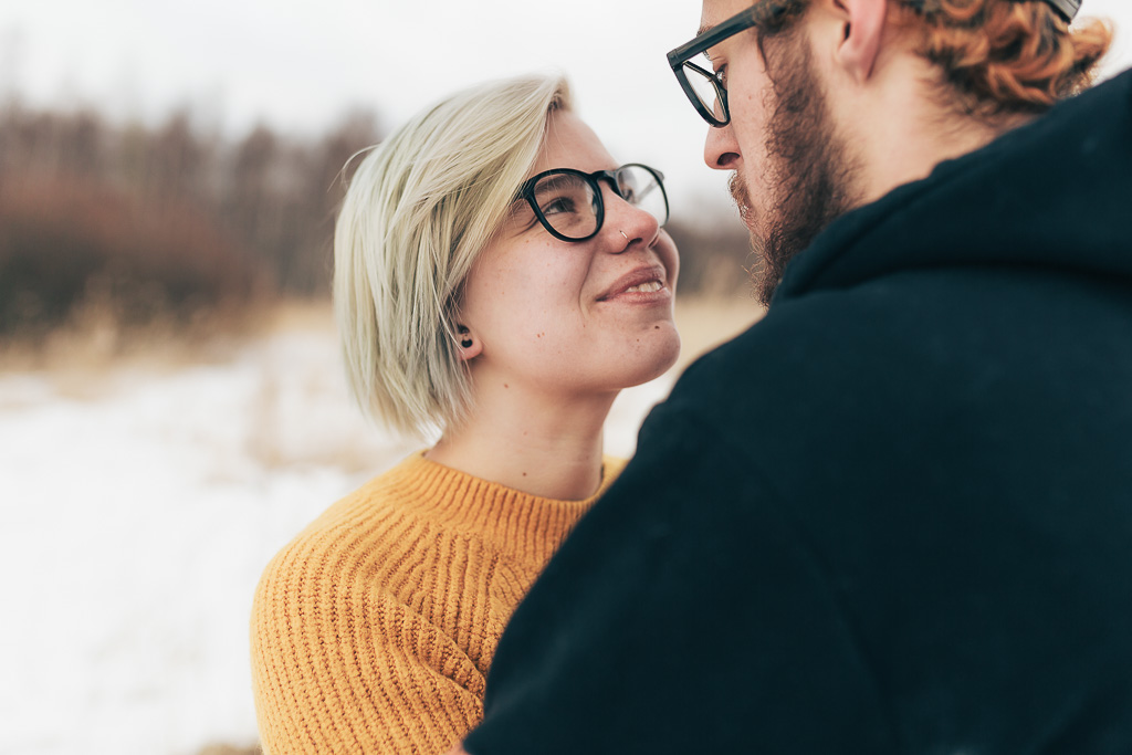 Fotógrafa brasileira na Finlândia - Ensaio de casal na neve - Séance photo couple en Finlande à la neige