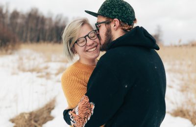 Fotógrafa brasileira realiza ensaio de casal na neve da Finlândia - Séance photo couple en Finlande à la neige