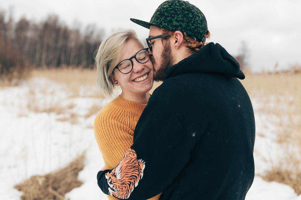 Fotógrafa brasileira realiza ensaio de casal na neve da Finlândia - Séance photo couple en Finlande à la neige