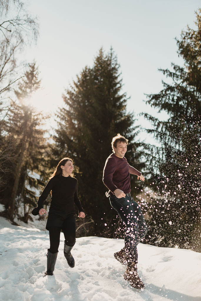 Fotografo na Suíça e toda Europa - Couple photoshoot jumping in the snow in Switzerland
