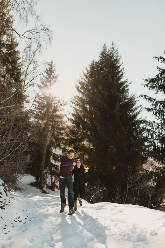 Fotografo na Suíça e toda Europa - Couple photoshoot running in the snow in Switzerland
