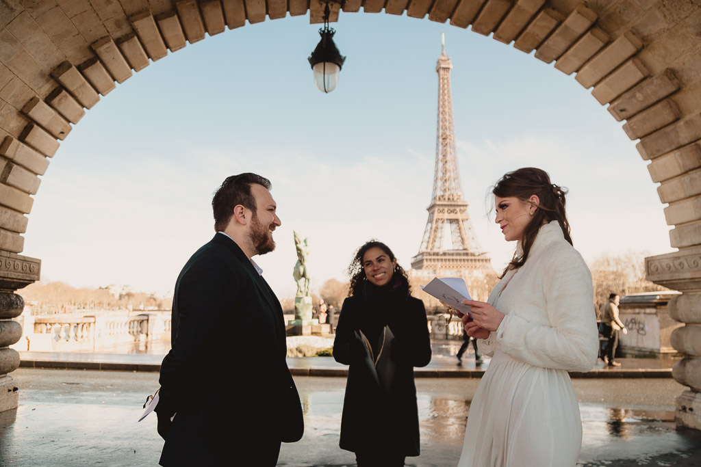 Fotos de casamento em Paris na Torre Eiffel - Échanges des voeux de mariage à la Tour Eiffel - Photographe de mariage Elopement