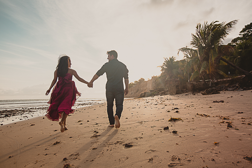 French photographer in Brazil for honeymoon sessions - Séance photo couple au lever du soleil à la plage