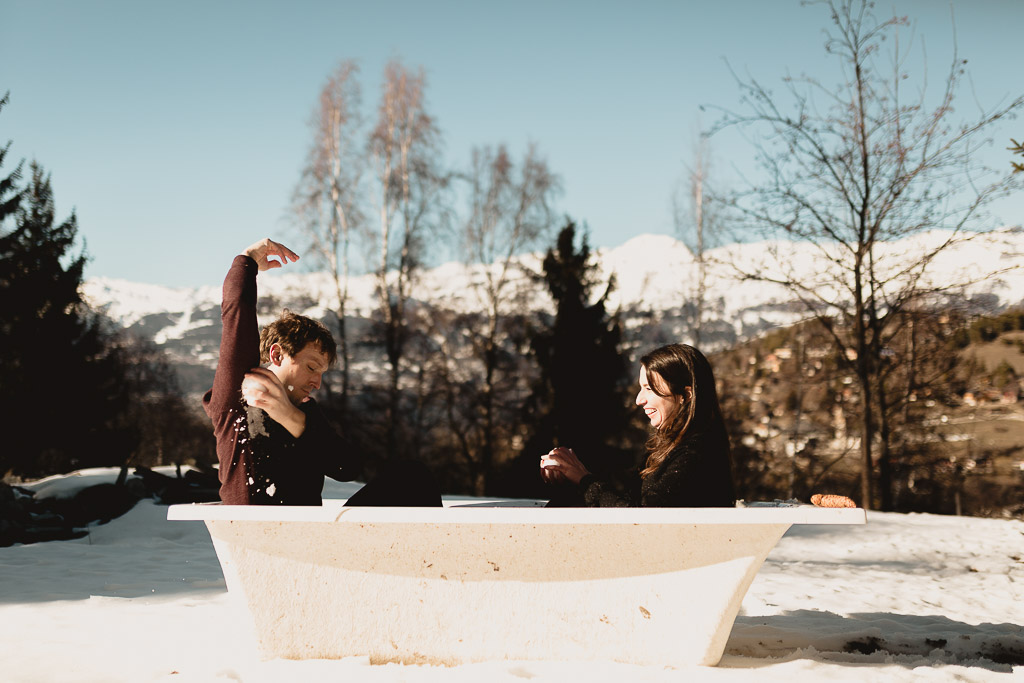 Funny couple photoshoot inside a bath tub in Alps mountain - Fotografo na Suíça e toda Europa
