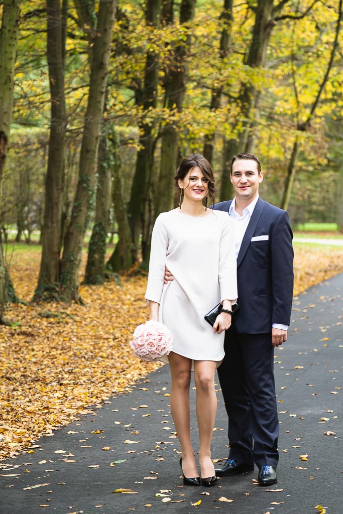 Jeune couple mariés après leur mariage civil à Evry