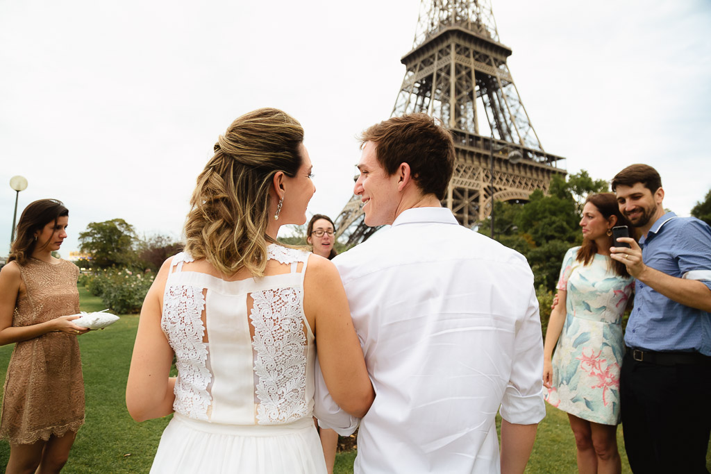 Joie de jeune couple lors de leur elopement wedding à Paris