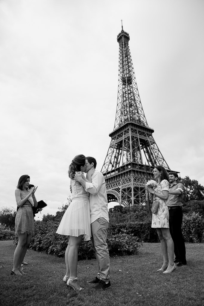 Le bisous des mariés applaudis par les témoins - Couple kissing during their elopement in Paris