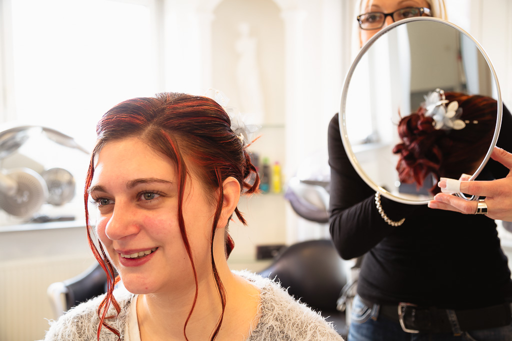 La mariée émue avec sa coiffure - Mariage d'hiver à Bitche en Moselle