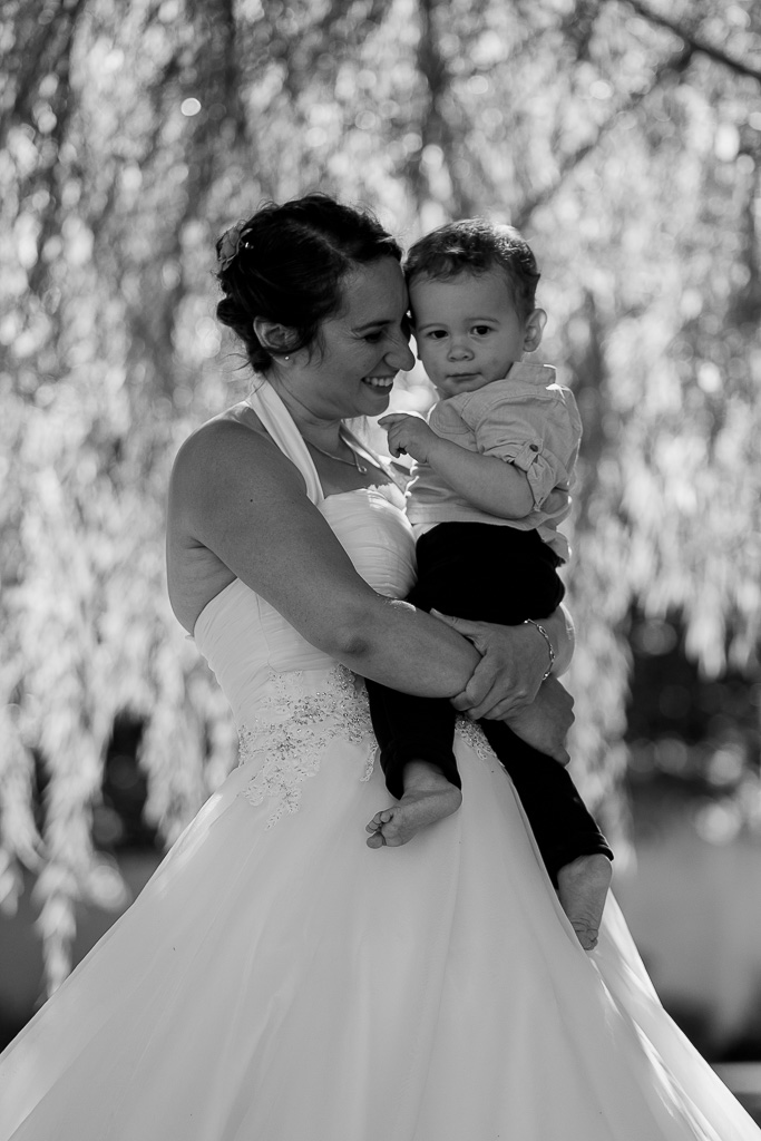 La mariée joue avec son petit lors de la séance couple avant le mariage