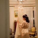 La mariée regarde sa robe de mariée - Mariage à Paris