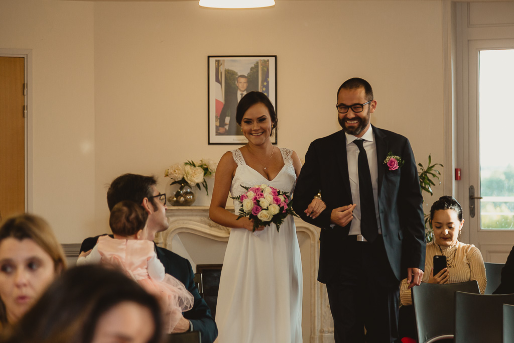 La mariée rentre à la mairie